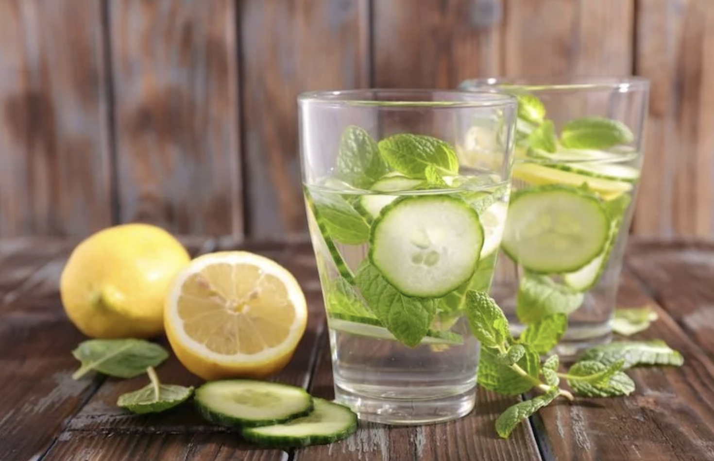 Minuman DIY untuk travel – infused water timun